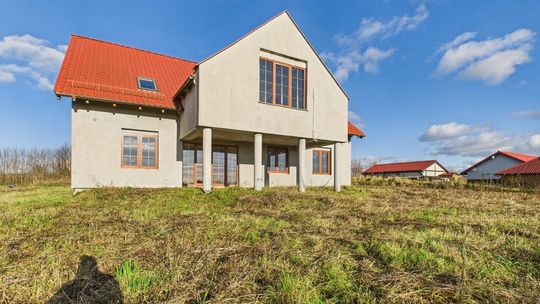 Dom z hektarem wolności. Majewo pod Elblągiem czeka na nowego właściciela Dom z hektarem wolności. Majewo pod Elblągiem czeka na nowego właściciela