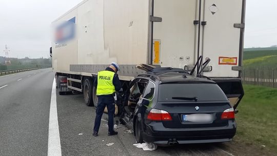 Kierujący BMW najechał na tył ciężarówki