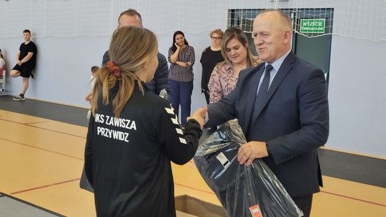 Nowe stroje dla Mistrzyń Pomorza w Piłce Ręcznej Dziewcząt z SP w Przywidzu