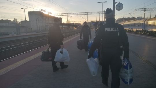 Policjanci pomagają uchodźcom z Ukrainy