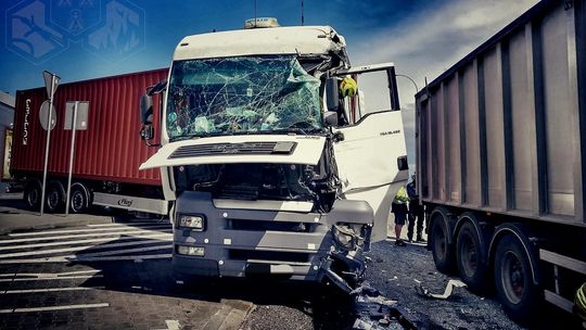 Kolizja dwóch samochodów ciężarowych na autostradzie A1