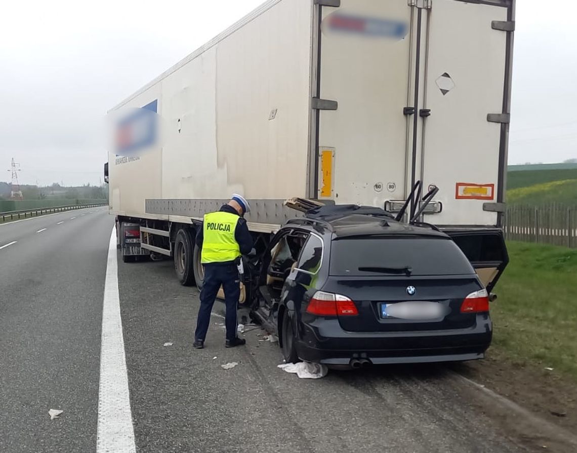 Kierujący BMW najechał na tył ciężarówki