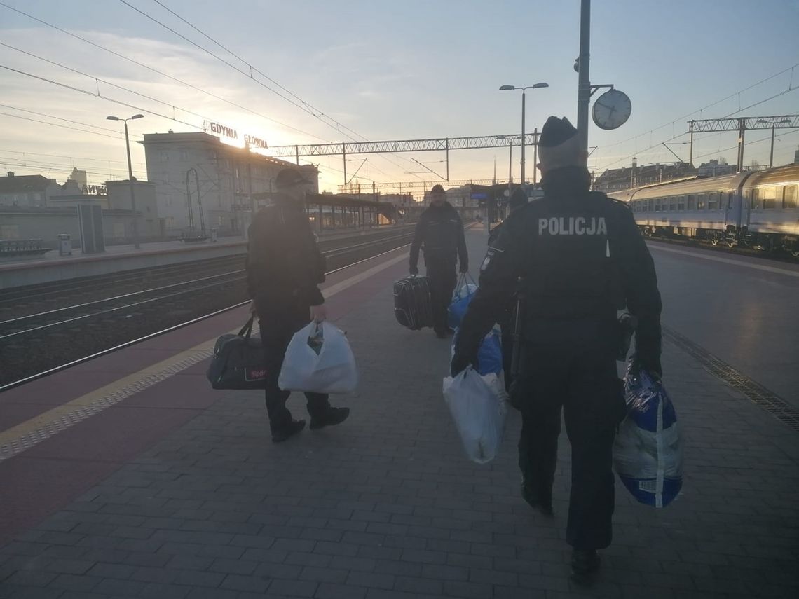 Policjanci pomagają uchodźcom z Ukrainy