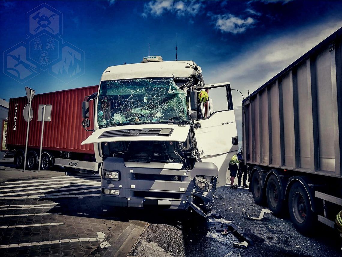 Kolizja dwóch samochodów ciężarowych na autostradzie A1